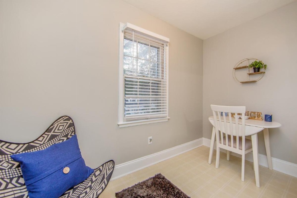 Hinsdale Manor Image 11