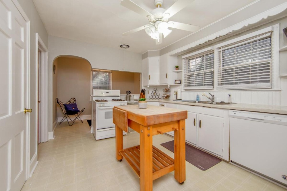Hinsdale Manor Image 6