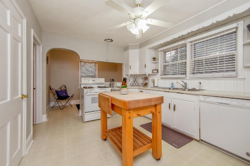Hinsdale Manor image 6